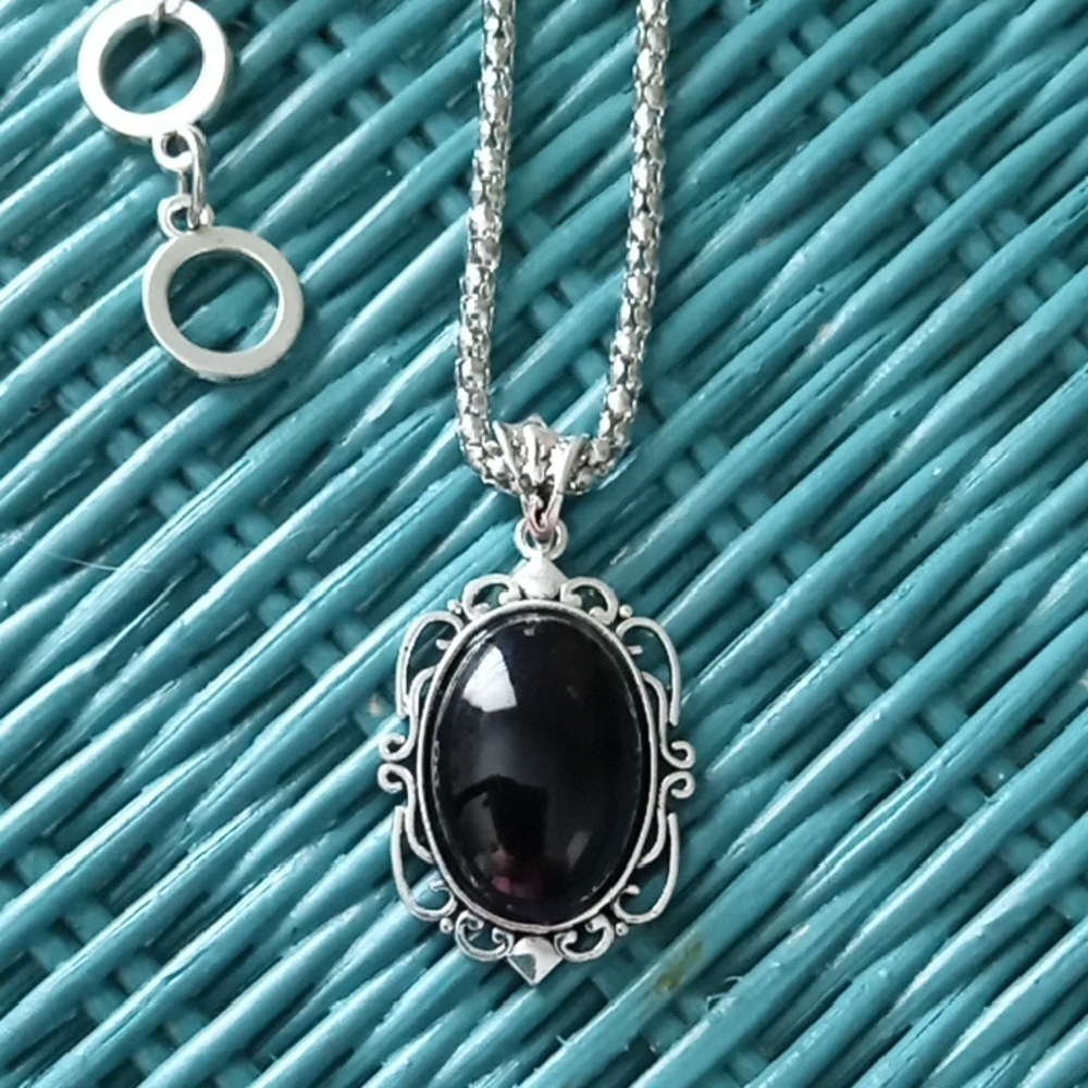 Elegant Silver and Black Jewelry Set - Picture 4 of 7